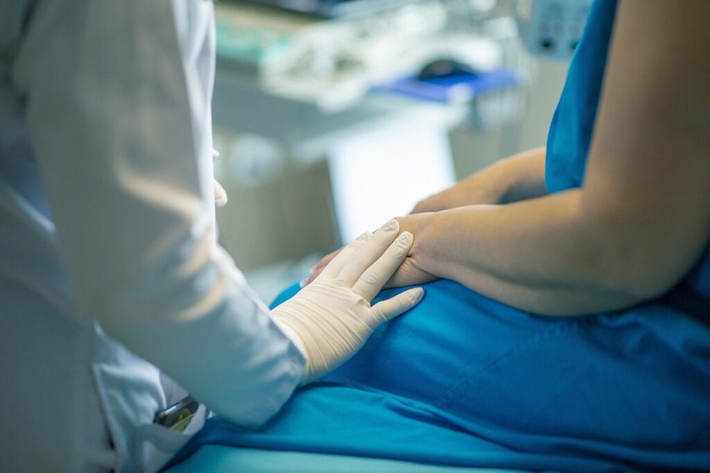 Patient acteur de soins Usager Hopital UDAF 93 assis écoute médecin